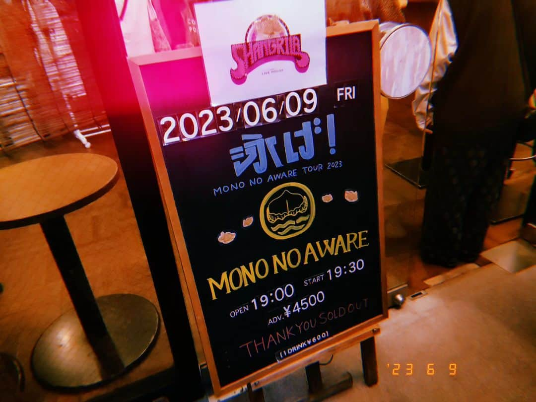 林智美 のインスタグラム：「久しぶりのMONO NO AWARE  チケットはSOLD OUTで、 パンッパンの梅田シャングリラ。  いやはやほんと、楽し過ぎ。 声出しライブ解禁の醍醐味を味わってきました。 やっぱり彼らのライブは素敵。  どことなく漂うオリエンタルな雰囲気と、 ジェットコースターのようなスリル。 魅惑的。カッコいいんです。  リーゼントにサングラス！で、 気合い満点の周啓さん。 ボーカルの色香増し増しだし、 ステージでの佇まいは控えめ(に見える)なのに、 存在感バチバチの成順さんのギターと、 安定感抜群の豊さんのドラム。 相変わらず踊らせてくれました。  初めてMONO NO  AWAREのライブに来た！ というお客さんも多かったのは、 コロナ禍でもちゃんと新しいリスナーに 音楽が届いて響いてたってことなのかなと。  そんでもって新曲が素晴らしかった。 いろいろ楽しい夜でした。余韻。  #MONONOAWARE #バンド #band #ライブ #ライブ #ワンマンライブ #livehouse #ライブハウス #大阪 #osaka #梅田 #梅田シャングリラ #梅シャン #ライブ備忘録 #そういや今日は #6月9日 #ロックの日」