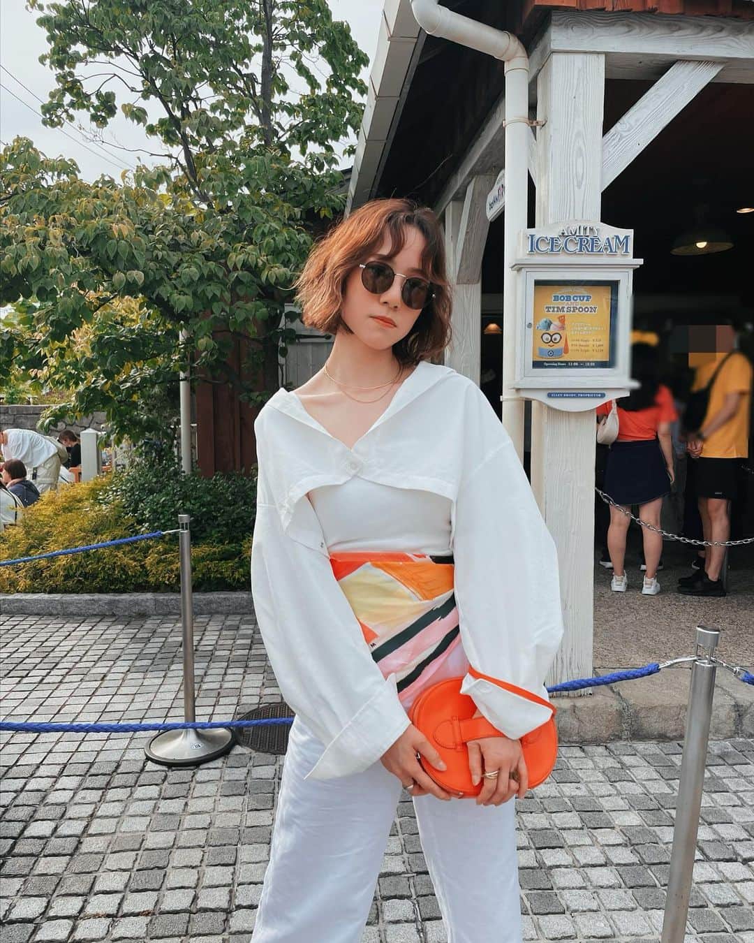 塩谷美佳のインスタグラム：「🤍🎨 . . 最近はやはり #uniqlo #marni コラボのscarfがお気に入り。 all whiteにはさらに映える🎨 . tops #jeanasis のセパレートシャツも形可愛くてお気に入り。 今回は短く着てみた✌︎ . . #allwhiteoutfit #outfitoftheday #todaysoutfit #scarfstyle #scarffashion #ootdpost #fashionphotography #modeling #instafashion #universalstudiosjapan #shorthairstyle #oosaka」