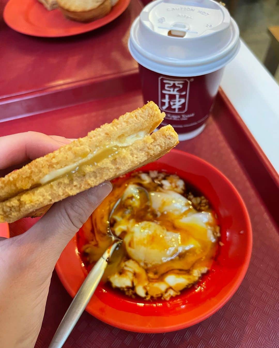 小坂温子さんのインスタグラム写真 - (小坂温子Instagram)「はじめてのシンガポール料理🍳 カヤトーストを食べて来ました😋🍞  温泉卵にシンガポールのソースとペッパーを加えて🫶美味しくなぁる🥣💕  トーストに塗ってるカヤジャムの甘さと、バターの塩加減と、トロトロの濃厚な温泉卵が最高の初コラボレーションでした😆🤤✨トーストもちょうど良い薄さでサクっとふわっと☺️🍞  毎朝食べたいくらい凄く美味しかったです🤤 一緒に頼んだミルクティーもうまかったぁ🥹 ごちそうさまでした🙏💕  #ヤクン#カヤトースト #有楽町#有楽町グルメ #有楽町カフェ  #有楽町ランチ #東京国際フォーラム #シンガポールグルメ#シンガポールカフェ #カヤ#東京駅カフェ#日比谷カフェ#取材協力 #小坂温子」6月9日 22時37分 - kosaka_atsuko