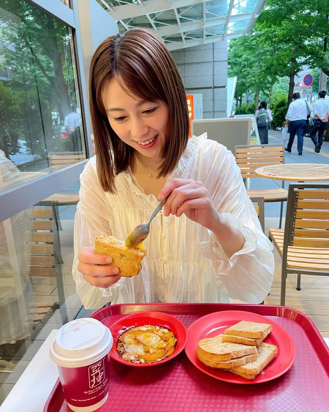 小坂温子さんのインスタグラム写真 - (小坂温子Instagram)「はじめてのシンガポール料理🍳 カヤトーストを食べて来ました😋🍞  温泉卵にシンガポールのソースとペッパーを加えて🫶美味しくなぁる🥣💕  トーストに塗ってるカヤジャムの甘さと、バターの塩加減と、トロトロの濃厚な温泉卵が最高の初コラボレーションでした😆🤤✨トーストもちょうど良い薄さでサクっとふわっと☺️🍞  毎朝食べたいくらい凄く美味しかったです🤤 一緒に頼んだミルクティーもうまかったぁ🥹 ごちそうさまでした🙏💕  #ヤクン#カヤトースト #有楽町#有楽町グルメ #有楽町カフェ  #有楽町ランチ #東京国際フォーラム #シンガポールグルメ#シンガポールカフェ #カヤ#東京駅カフェ#日比谷カフェ#取材協力 #小坂温子」6月9日 22時37分 - kosaka_atsuko