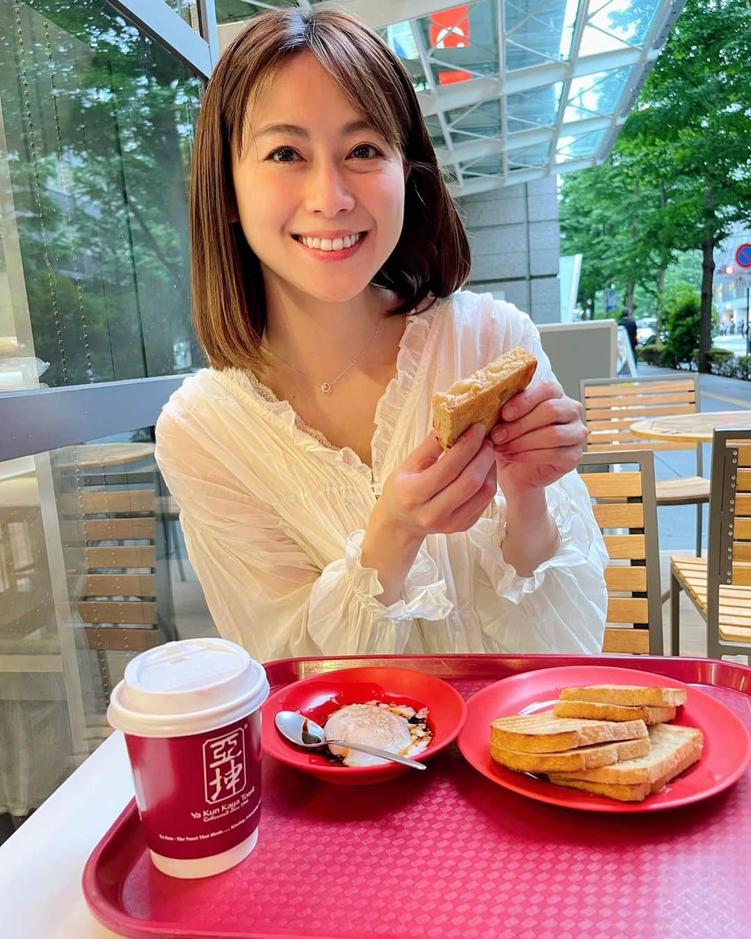 小坂温子さんのインスタグラム写真 - (小坂温子Instagram)「はじめてのシンガポール料理🍳 カヤトーストを食べて来ました😋🍞  温泉卵にシンガポールのソースとペッパーを加えて🫶美味しくなぁる🥣💕  トーストに塗ってるカヤジャムの甘さと、バターの塩加減と、トロトロの濃厚な温泉卵が最高の初コラボレーションでした😆🤤✨トーストもちょうど良い薄さでサクっとふわっと☺️🍞  毎朝食べたいくらい凄く美味しかったです🤤 一緒に頼んだミルクティーもうまかったぁ🥹 ごちそうさまでした🙏💕  #ヤクン#カヤトースト #有楽町#有楽町グルメ #有楽町カフェ  #有楽町ランチ #東京国際フォーラム #シンガポールグルメ#シンガポールカフェ #カヤ#東京駅カフェ#日比谷カフェ#取材協力 #小坂温子」6月9日 22時37分 - kosaka_atsuko