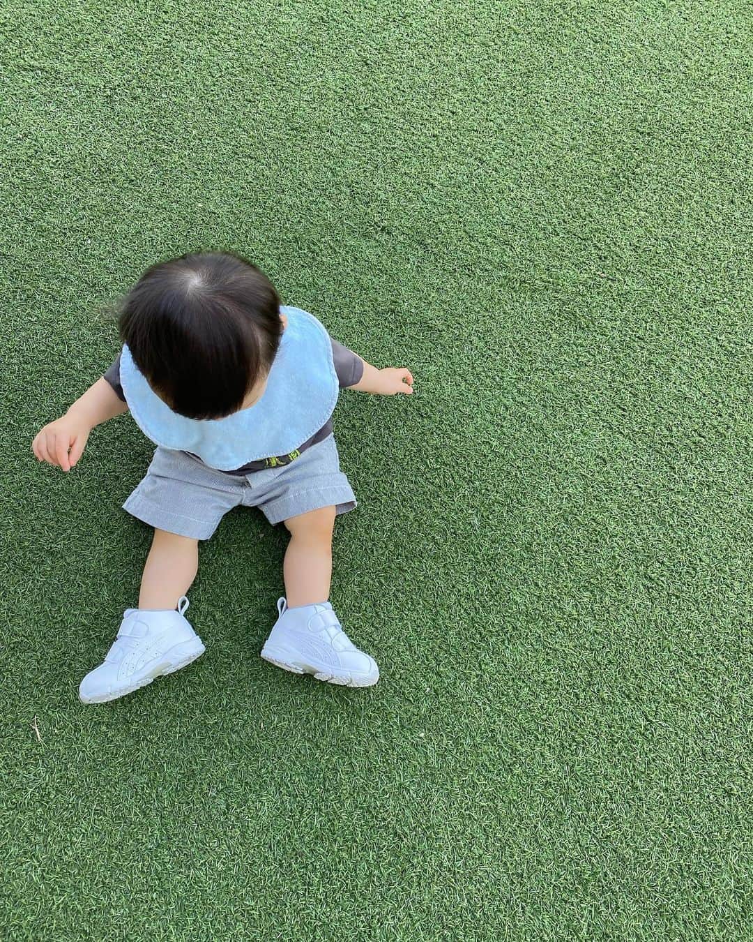 福田彩乃のインスタグラム：「. 最近歩くの大好きマン👟🐒💙 まだ先かなって思って大きめ買ったけど、気づいたら2.3歩、次の日10歩、その次の日20歩、今はどこまでも笑 成長って急にくるんだ🙄 今はサイズぴったりの別の靴がお気に入り笑 そりゃそうか！🤦🏻‍♀️」