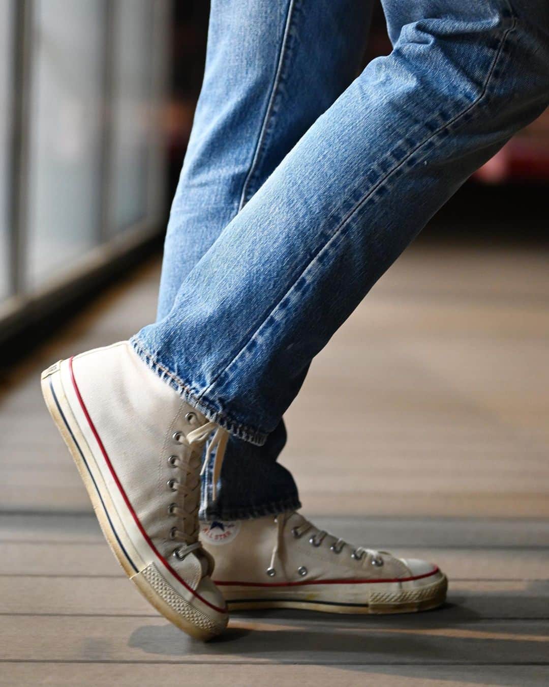 Shuhei Nishiguchiさんのインスタグラム写真 - (Shuhei NishiguchiInstagram)「"Summer Preppy Style"◀◀︎◀︎5PICS 夏らしい直球のプレッピースタイル。 浅くフェードしたシャンブレーシャツとデニムで季節感を。  【ITEM】 Blazer： @bommezzadri_parma  Shirt： maverick 60's Tie： gap vintage Jeans： @levis 501-66single Shoes： @converse   #beamsf #classicmenswear #vintageclothing #preppyfashion #ametra #amecaji #ootdmen」6月9日 22時38分 - shuhei_nishiguchi