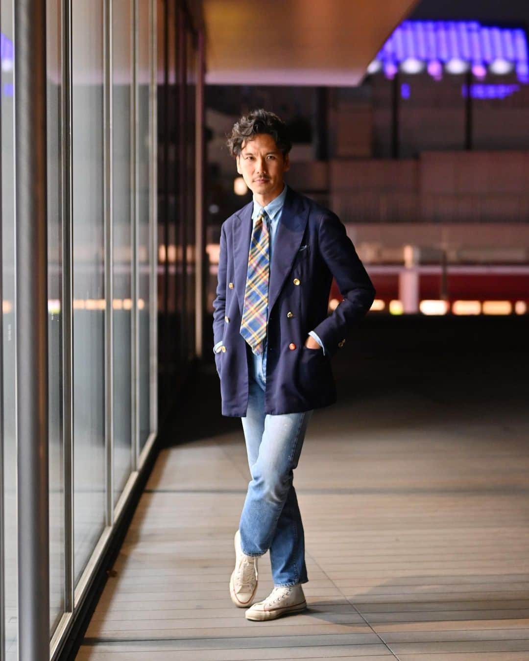Shuhei Nishiguchiのインスタグラム：「"Summer Preppy Style"◀◀︎◀︎5PICS 夏らしい直球のプレッピースタイル。 浅くフェードしたシャンブレーシャツとデニムで季節感を。  【ITEM】 Blazer： @bommezzadri_parma  Shirt： maverick 60's Tie： gap vintage Jeans： @levis 501-66single Shoes： @converse   #beamsf #classicmenswear #vintageclothing #preppyfashion #ametra #amecaji #ootdmen」