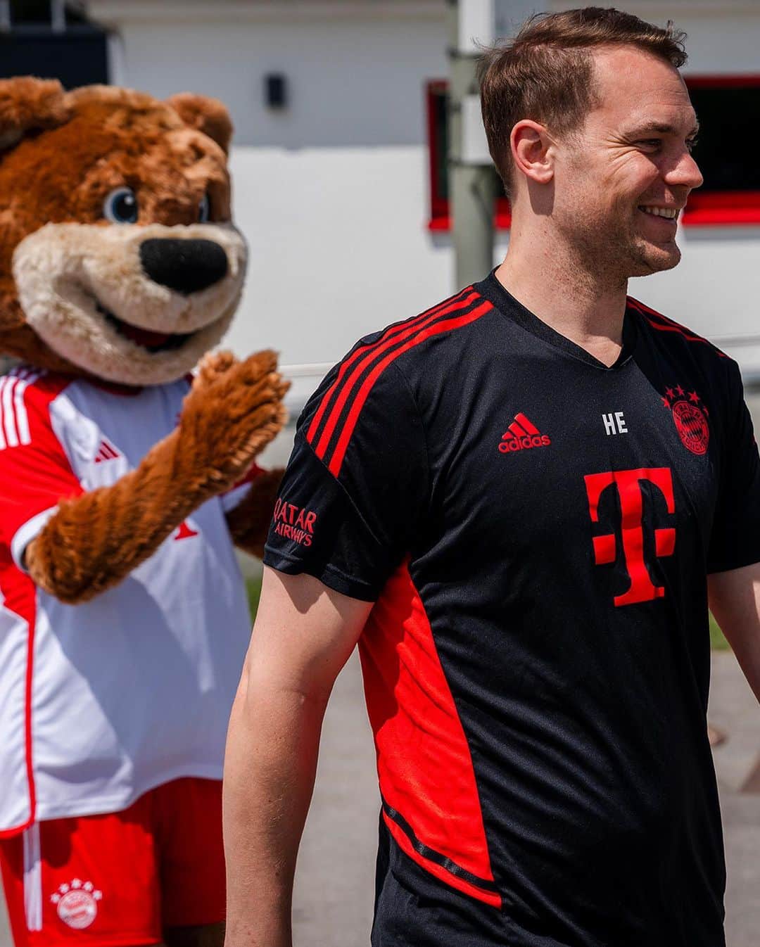 のインスタグラム：「Special visit for our #FCBayern Kids Club 🔴⚪️  🧤 @manuelneuer | @berni_fcb 🐻  #MiaSanMia」
