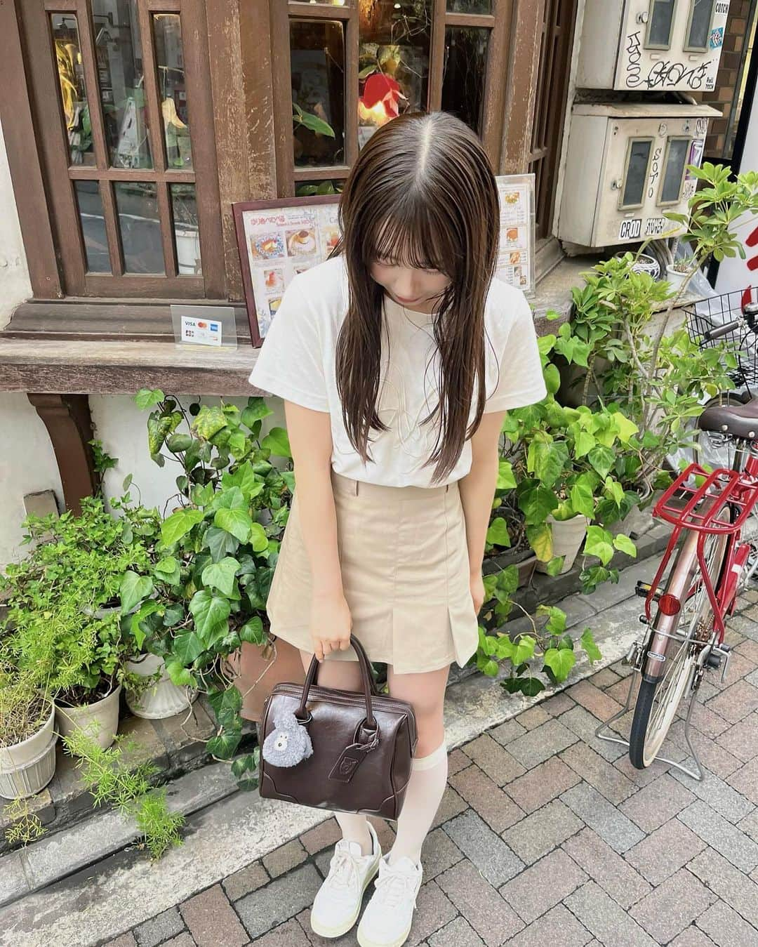 浅原凜さんのインスタグラム写真 - (浅原凜Instagram)「今日のりんぴ ☕️  学生ぽい服がすきなのかも(？) プリーツスカートとかバッグとか シャツとかもすき〜」6月9日 22時40分 - rinogsd728