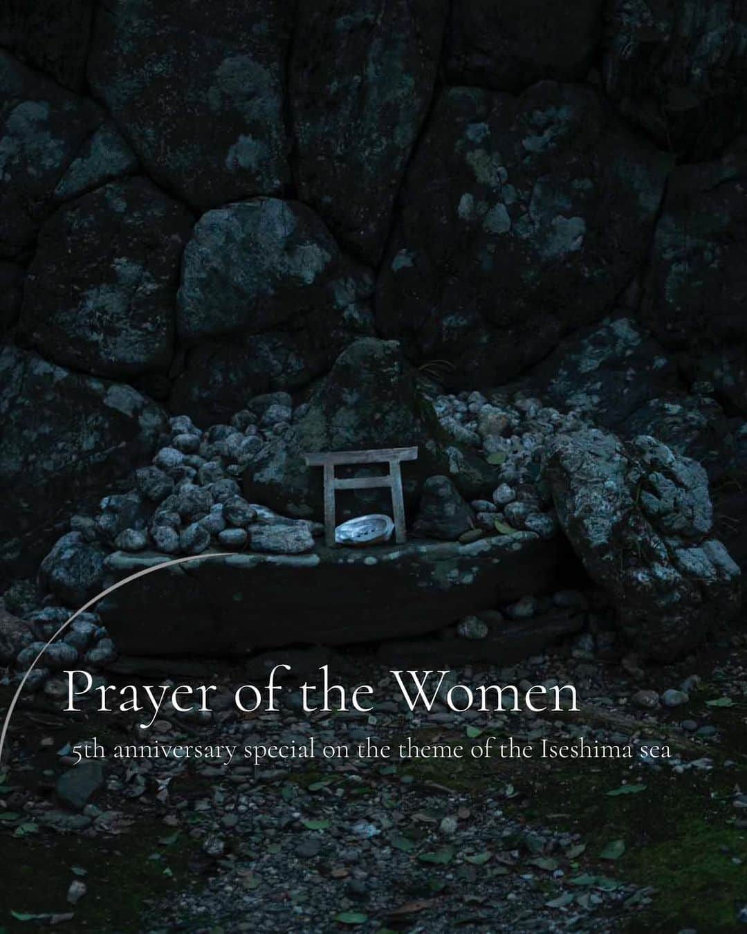 ARTIDA OUD／アルティーダ ウードさんのインスタグラム写真 - (ARTIDA OUD／アルティーダ ウードInstagram)「⁡ Prayer of the Women 女性たちの祈り ⁡ 3千年とも言われる伊勢志摩の海女の歴史。 現在でも750人ほどの海女が漁を行っているとされています。 「潜き下り」と呼ばれる海女たちの神事を訪ねて目にしたのは、彼女たちのカラフルでプレイフルな祈りの風景。 海を生きる女性たちの姿は、海にも増して美しいものでした。 ⁡   続きは「プロフィールリンク」よりご覧ください。　 ⁡ Photography: TOHRU YUASA @yuasatohru  Realization, Text: KUMIKO SATO (3710Lab) @3710lab」6月9日 22時40分 - artidaoud