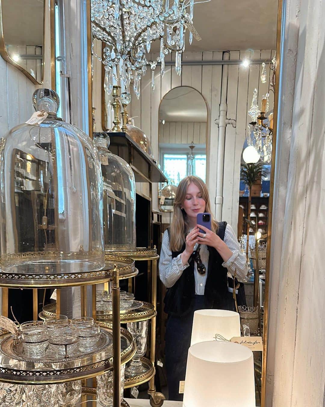 カロリーナ・イングマンのインスタグラム：「I’ve gotten many questions about what to see when in Copenhagen and I’m currently working on a little guide of my favorite spots. One such place that deserves their own appreciation post is the lovely @fildefercph. Their store is filled to the brim with beautiful french antiques and vintage pieces that will make your heart skip a beat. Truly a must to stop by if you find yourself in Copenhagen! Can you guess what I bought? 😜」