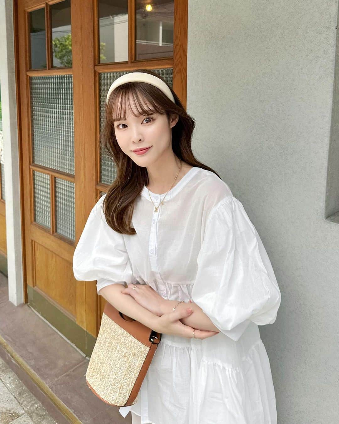 磯田 ひかる(Hikaru Isoda) のインスタグラム：「こんばんは💐 今週も1週間お疲れ様でした🤍  この日は3wayで着れるティアードブラウスと、キャミワンピを着ていました🌼  前後と、羽織で着れるので便利🎀 最近たくさんの着方ができるお洋服が増えたよね！♡  【着用アイテム】 Tops @classicalelf_official  ふわり、風をまとう。3wayバルーンスリーブティアードブラウス タイムセール価格（6月12日 23:59まで）19%OFF オフホワイト　M ¥3,999税込  Dress @grl_official  カップ付きバックスリットテレコリブキャミワンピース[rut920] オフベージュ　S ¥1,599（税込）  ------------------------------ picaru：162cm / 骨格ウェーブ 1st ブライトスプリング 2nd ブライトサマー  大人可愛いスタイルアップコーデ ヘアメイクを合わせた トータルスタイリングを提案🤍  不定期にストーリーで ファッションお悩み相談募集中🥰 ------------------------------  他の投稿を見る→【@picaruuu】」