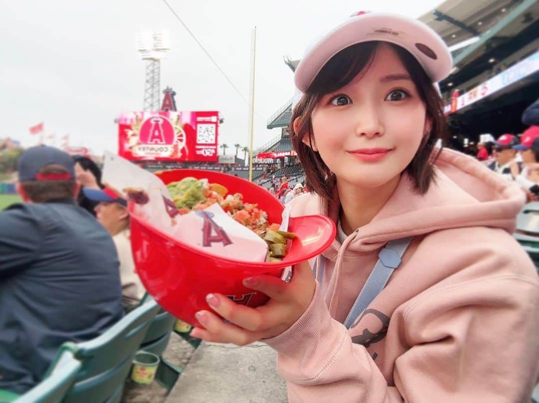 深田結梨（浅田結梨）さんのインスタグラム写真 - (深田結梨（浅田結梨）Instagram)「Helmet nachos⛑️😋🥑  びっくりしました‥ だって、ヘルメットの中にナチョスが‥初めてのナチョス‥なにかと初体験でどきどきしました😂💓  味はもちろん最高でした！  遊び心があってたのしいですね✨  #angels  #angelstadium  #anaheim  #california  #helmetnachos  #nachos  #baseball  #usa  #ヘルメットナチョス  #おいしかったです  #野球」6月9日 22時48分 - yuuriman_