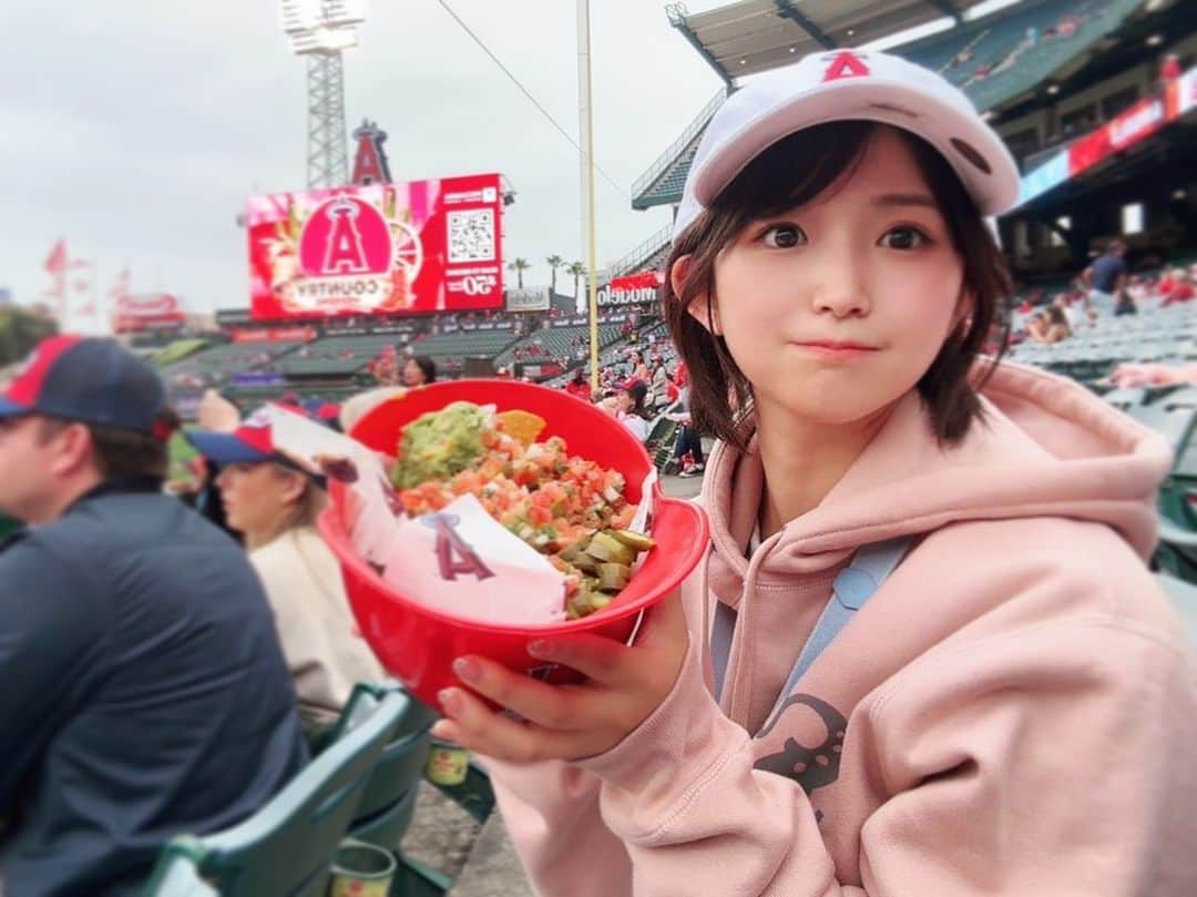 深田結梨（浅田結梨）さんのインスタグラム写真 - (深田結梨（浅田結梨）Instagram)「Helmet nachos⛑️😋🥑  びっくりしました‥ だって、ヘルメットの中にナチョスが‥初めてのナチョス‥なにかと初体験でどきどきしました😂💓  味はもちろん最高でした！  遊び心があってたのしいですね✨  #angels  #angelstadium  #anaheim  #california  #helmetnachos  #nachos  #baseball  #usa  #ヘルメットナチョス  #おいしかったです  #野球」6月9日 22時48分 - yuuriman_