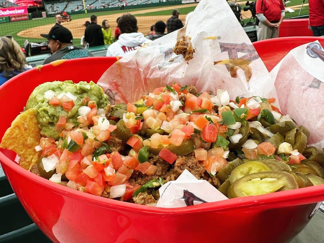 深田結梨（浅田結梨）さんのインスタグラム写真 - (深田結梨（浅田結梨）Instagram)「Helmet nachos⛑️😋🥑  びっくりしました‥ だって、ヘルメットの中にナチョスが‥初めてのナチョス‥なにかと初体験でどきどきしました😂💓  味はもちろん最高でした！  遊び心があってたのしいですね✨  #angels  #angelstadium  #anaheim  #california  #helmetnachos  #nachos  #baseball  #usa  #ヘルメットナチョス  #おいしかったです  #野球」6月9日 22時48分 - yuuriman_