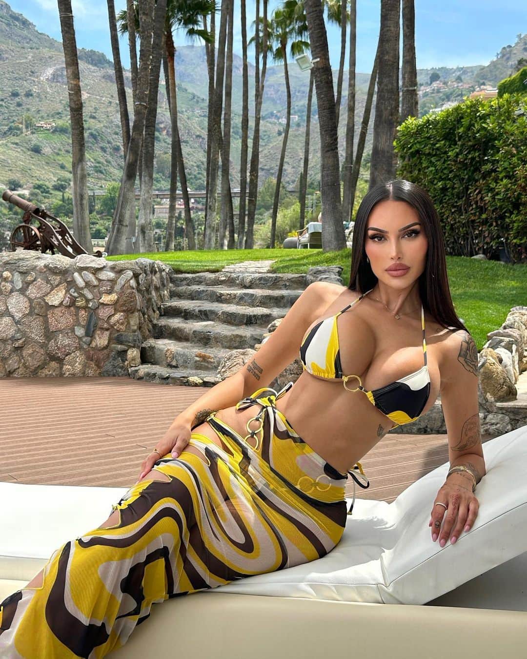 ANNELESE MILTONのインスタグラム：「Bright future @FashionNova」