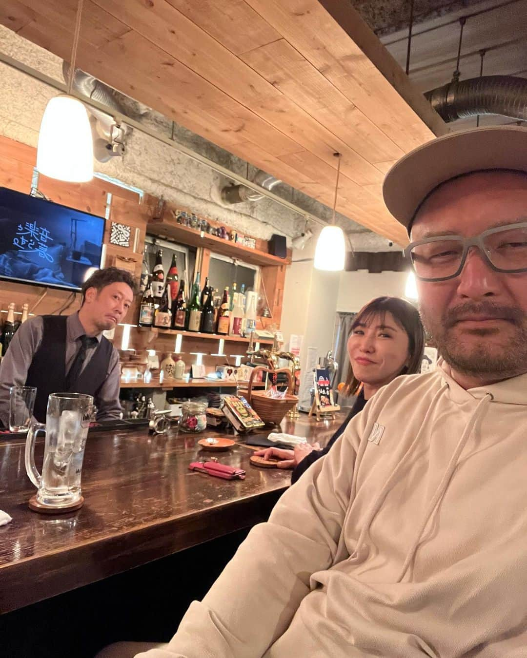 TIKAさんのインスタグラム写真 - (TIKAInstagram)「よく行ってたお店が無くなるのは 思ったよりつらいねー 「最後あっちゃんとこ寄って帰ろー」 「あっちゃんとこで待ち合わせねー」 「2件目はあっちゃんとこ」っみたいな当たり前の会話がなくなったのも、思ったより寂しい。 サンジェルマンでの写真がいっぱいあって、思い出まぢでいっぱいです、友達もできたし、友達と喧嘩したり、色恋的な話もよくあったなぁ🤣 とにかく マスターのあっちゃんは天才だと思ってます❗️ また普通に飲みに行けるのを楽しみにしてまーす❗️ 10年間、お疲れ様でした😊  いやーホンマに色々たのしかった😊 ありがと😊  2023.5.28」6月10日 4時23分 - tika_ikeda