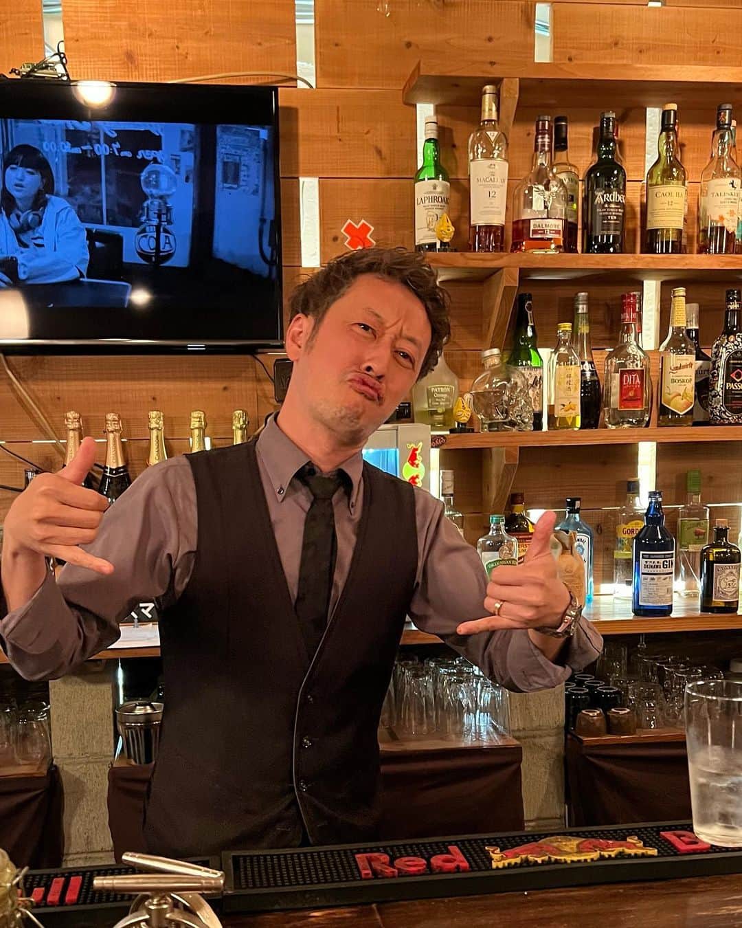 TIKAのインスタグラム：「よく行ってたお店が無くなるのは 思ったよりつらいねー 「最後あっちゃんとこ寄って帰ろー」 「あっちゃんとこで待ち合わせねー」 「2件目はあっちゃんとこ」っみたいな当たり前の会話がなくなったのも、思ったより寂しい。 サンジェルマンでの写真がいっぱいあって、思い出まぢでいっぱいです、友達もできたし、友達と喧嘩したり、色恋的な話もよくあったなぁ🤣 とにかく マスターのあっちゃんは天才だと思ってます❗️ また普通に飲みに行けるのを楽しみにしてまーす❗️ 10年間、お疲れ様でした😊  いやーホンマに色々たのしかった😊 ありがと😊  2023.5.28」