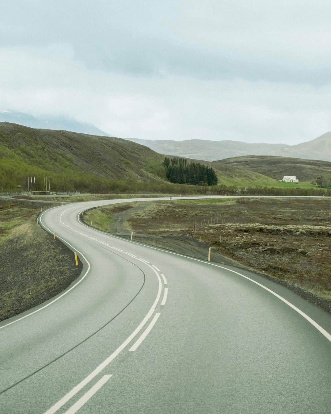 Y U R I Eさんのインスタグラム写真 - (Y U R I EInstagram)「アイスランドの"道" 全て車から見た景色  クルマで移動するだけで最高の冒険になる🚐⛰️  #iceland  #icelandroadtrip  #アイスランド #ロードトリップ　 #車中泊  #アイスランド冒険記」6月9日 22時59分 - yuriexx67