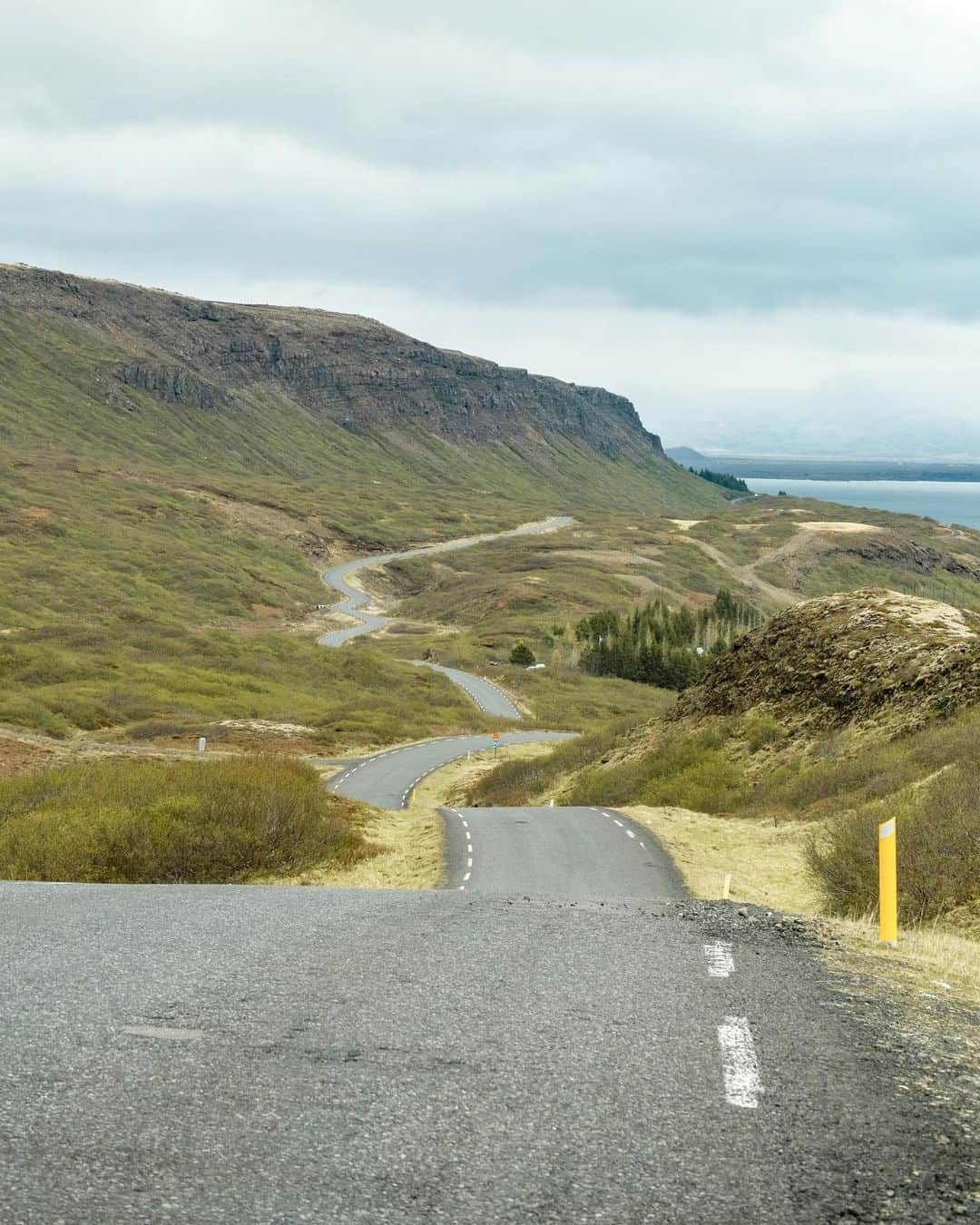 Y U R I Eさんのインスタグラム写真 - (Y U R I EInstagram)「アイスランドの"道" 全て車から見た景色  クルマで移動するだけで最高の冒険になる🚐⛰️  #iceland  #icelandroadtrip  #アイスランド #ロードトリップ　 #車中泊  #アイスランド冒険記」6月9日 22時59分 - yuriexx67