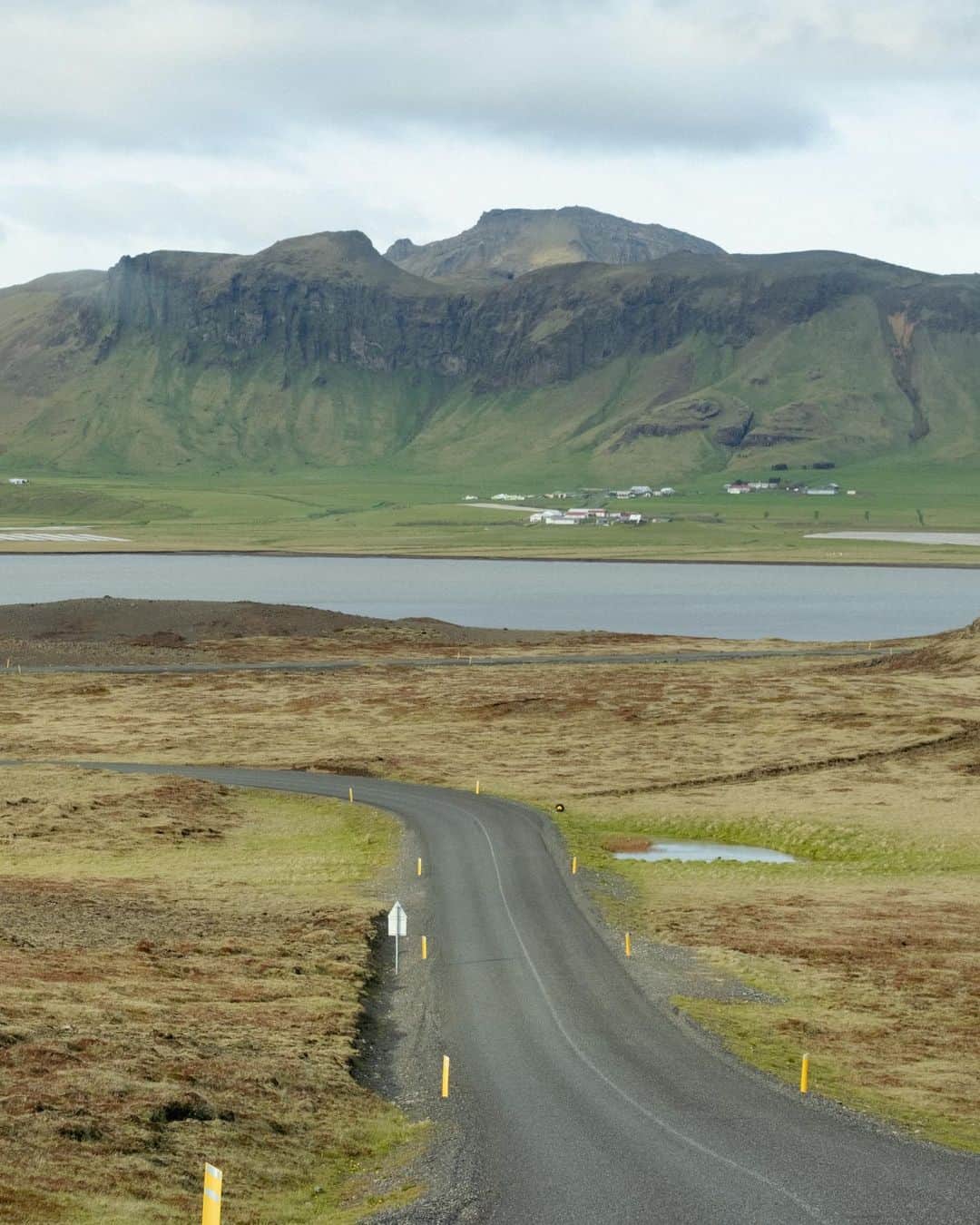 Y U R I Eのインスタグラム：「アイスランドの"道" 全て車から見た景色  クルマで移動するだけで最高の冒険になる🚐⛰️  #iceland  #icelandroadtrip  #アイスランド #ロードトリップ　 #車中泊  #アイスランド冒険記」