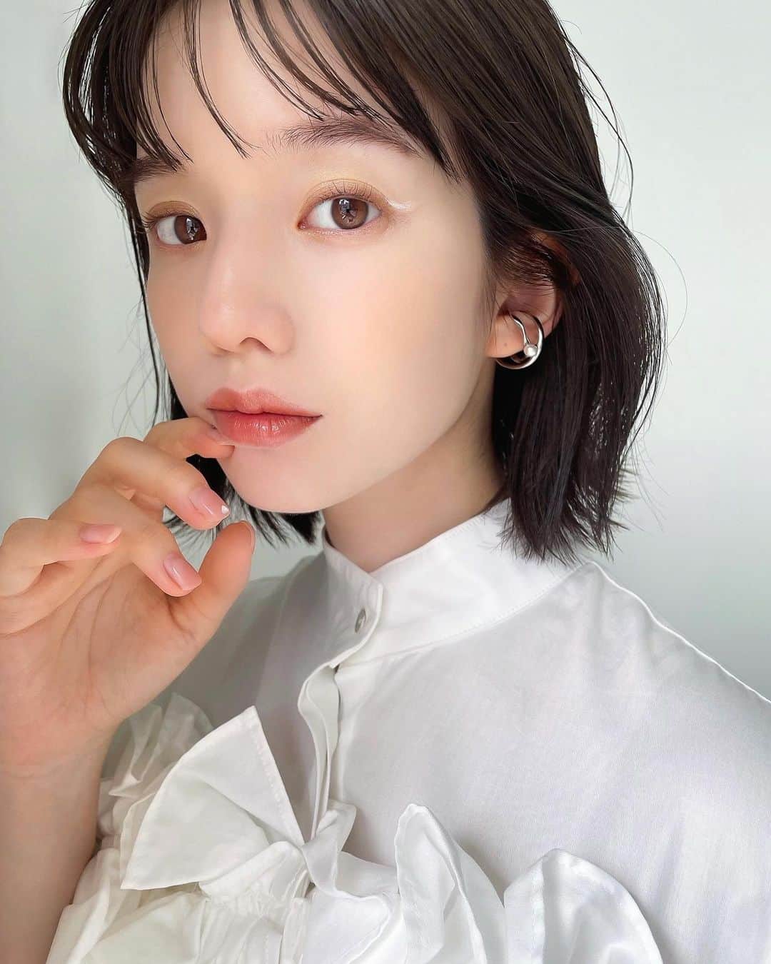 谷口翠彩のインスタグラム：「☽ ꨄ ✳︎ 𝑖𝑛𝑛𝑜𝑐𝑒𝑛𝑡 ✳︎ ꨄ♥ ☽  きらめく夏の光に手を伸ばすように。 本能のままに彩って。  @snidelbeauty  フェイススタイリスト02  @hironaka_ayaka 🩵  Makeup always snuggles up to my heart 🫶🏻 and give me a little confidence 💎  𝐂𝐡𝐚𝐧𝐠𝐞𝐬 𝐰𝐢𝐭𝐡 𝐡𝐚𝐢𝐫, 𝐦𝐚𝐤𝐞𝐮𝐩 𝐚𝐧𝐝 𝐟𝐚𝐬𝐡𝐢𝐨𝐧 .  毎日天気が変わるように  毎日ヘアもメイクも変わる🩰  . . .  .  #みどめいく#みどへあめいく #オレンジメイク#透明感メイク#弘中綾香 #あざとくて何が悪いの#弘中アナ#snidel#snidelbeauty#スナイデルビューティー」