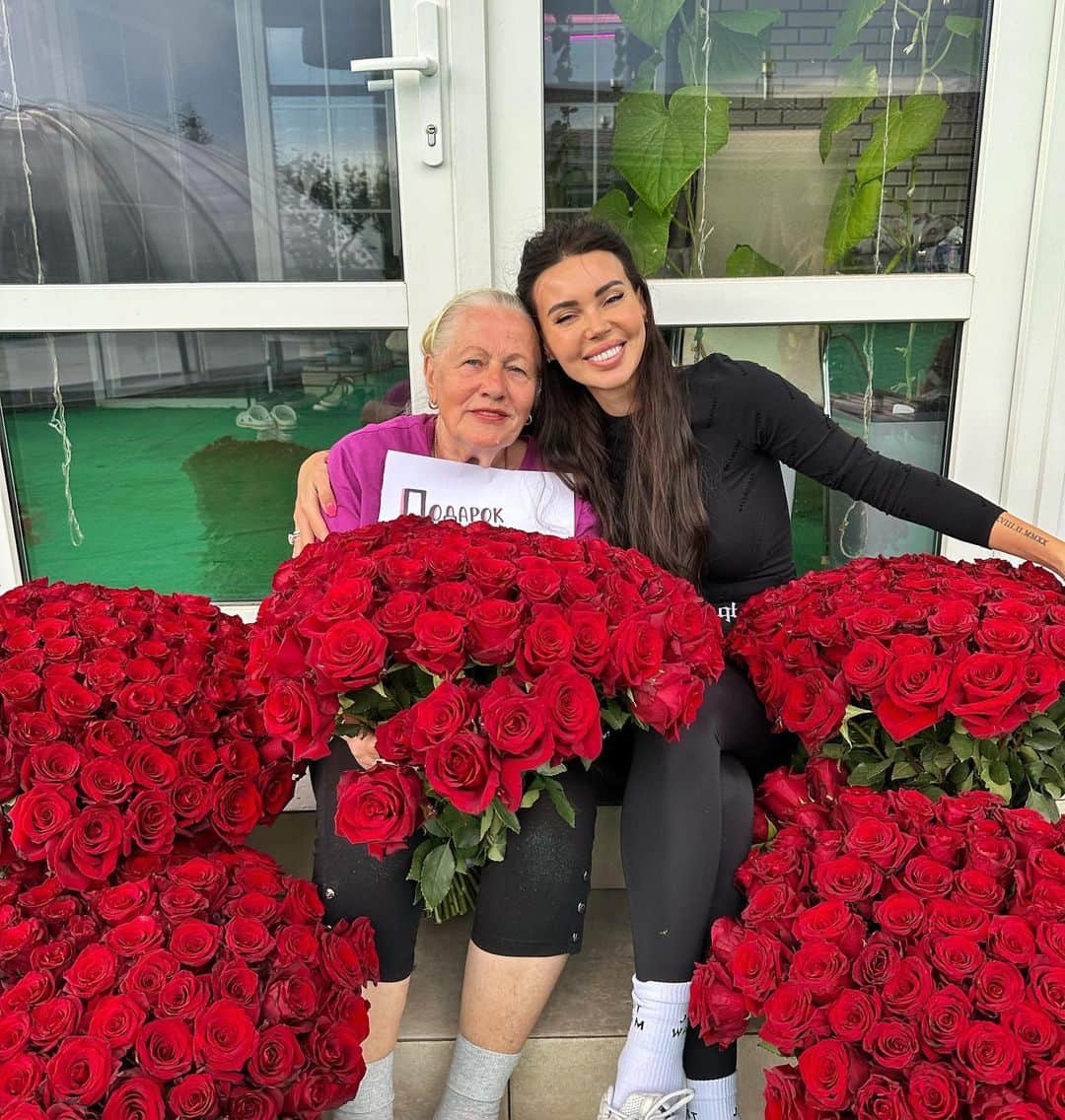 のインスタグラム：「Сегодня день рождения моей бабушки ))69 лет )🎂🎉🎊 Бабушка не родная ,но самая родная)25 лет назад у бабушки в один день появилось сразу 2 уже взрослых внука и она вложила в нас всю свою любовь и заботу 🥹делала с нами уроки до ночи ,пекла самые вкусные в мире пирожки с капустой ,провожала до автобусной остановки,застилала самую мягкую постель и вечерами заваривала для нас самый вкусный чай с бесконечными историями 💔  Вот как бывает в жизни когда казалось бы посторонние люди принимают чужих детей и становятся для тебя самыми родными и самыми дорогими 🫶🫶🫶」