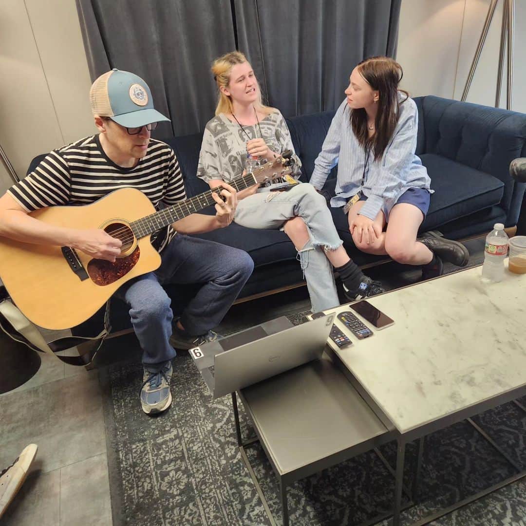 のインスタグラム：「Austin, TX 6-8-23. Thank you, @momma.band for joining us on stage for IJTOTLOMD. We've been missing a female lead on that song for a while, and I couldn't think of TWO better singers to bring it back to its original form.   OKC, you're up next. See you tomorrow.」