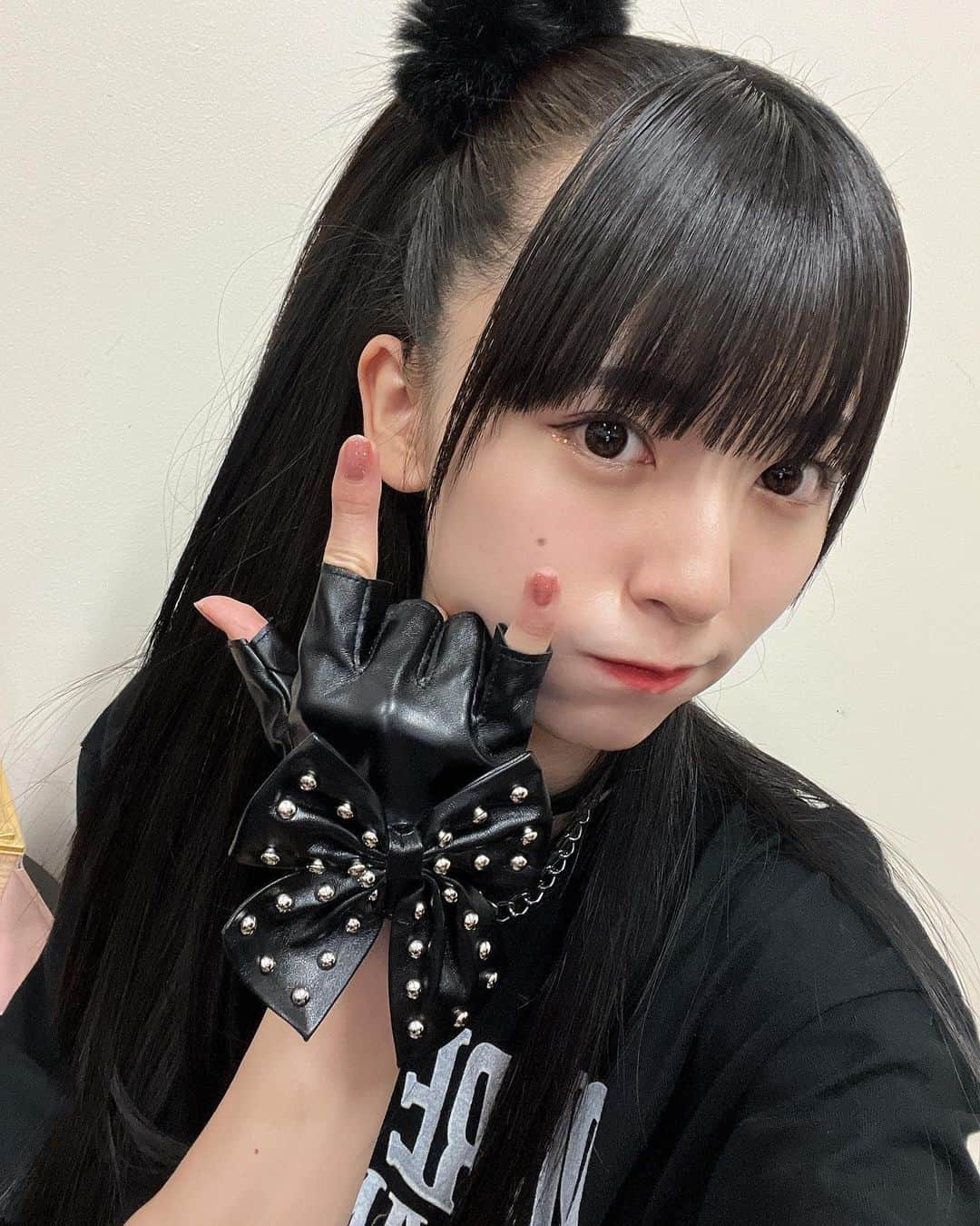 橋本美桜のインスタグラム：「ロックの日滑り込み…！🎸 この髪型好きな人多くてうれしかった！⁡ ⁡ ⁡ ⁡ ⁡ ⁡ #アイドル #IDOL #偶像 #パッツン前髪 #ロングヘア  #黒髪 #黒髪ロング #黒髪ストレート #ストレートヘア #サイドハーフアップ #ロックの日 #生バンドライブ #自撮り #makeup #ootd」