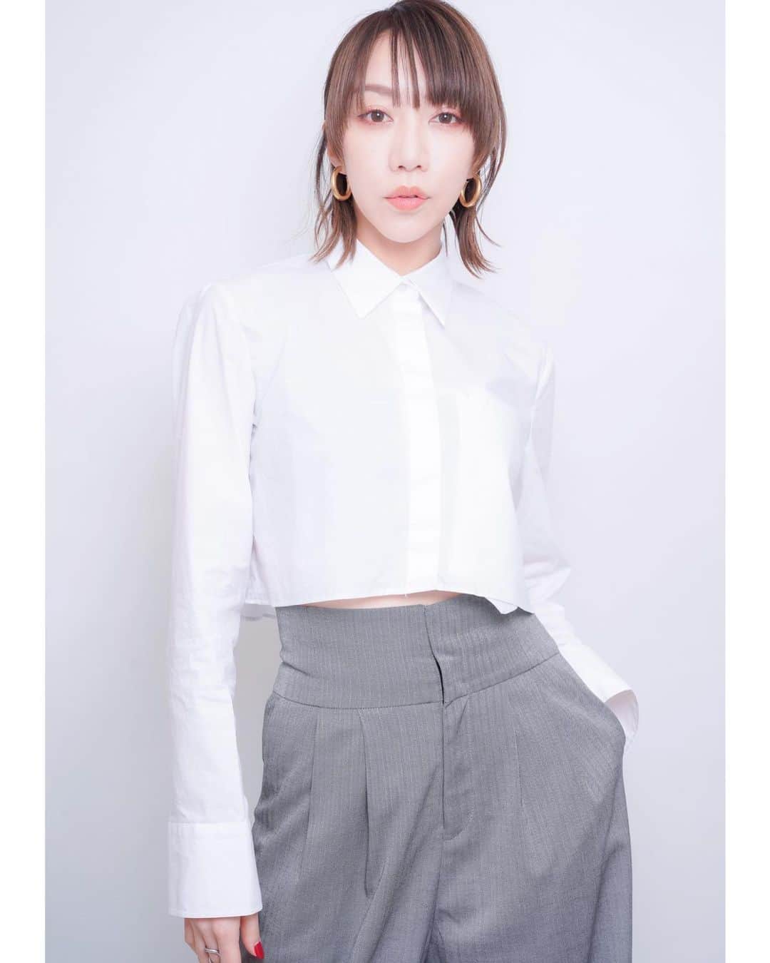 のインスタグラム：「６月９日 宝塚を退団して4年目となりました。  何年経ってもこの日は 皆さんと共に過ごした忘れられない大切な日です😌💓  感謝の気持ちと共に RURICARATの皆さまへ20分越えの長編Movieを お送りました💎✨  私の拙い字幕や編集（音楽以外）ですが… ゆるりとした気持ちでぜひご覧くださいね🙏  そして、６月２２日の夜に配信イベントの開催が 決定いたしました🎊🎉  題して、 『４周年もゆるりと「るりとーく」 〜るりかママも登場！？〜』 です！！笑  詳細は、改めてご案内いたしますので、 しばらくお待ちくださいね🩵  これからも皆さまに笑顔や元気をお届けできるよう、 そして新しい姿をお見せできるよう 精進していきたいと思います。  これからも宜しくお願いいたします！！  　 #美弥るりか」
