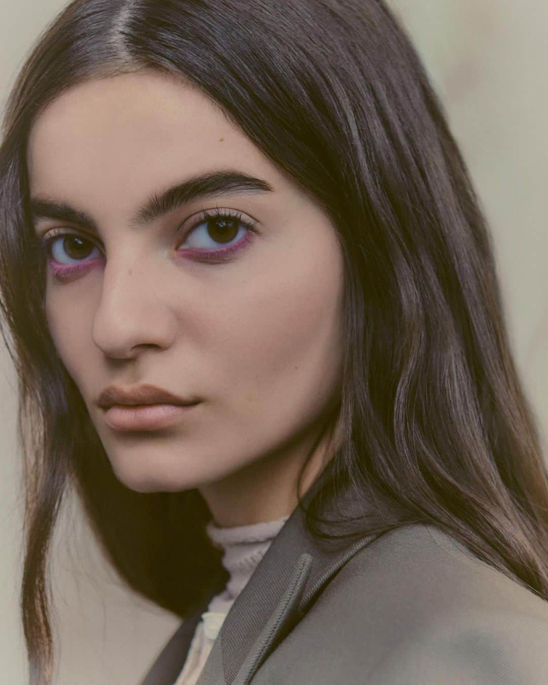 のインスタグラム：「NEW @VictoriaBeckhamBeauty Satin Kajal Liner Summer Collection, available now!  Complement your new season wardrobe with a vivid swipe of magenta pink, developed to enhance all eye colours.  Shop Cherry Blossom now at VictoriaBeckhamBeauty.com.」