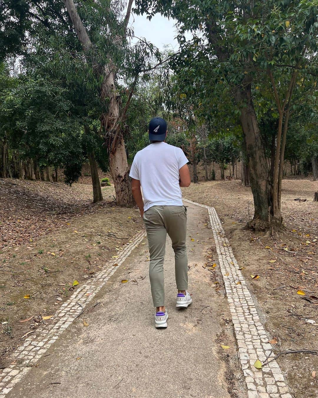 フェルナンド・ベルダスコのインスタグラム：「Walking through nature 🍃」