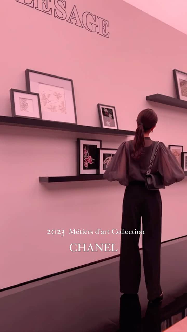 金子麻貴のインスタグラム：「先週の @chanelofficial メティエダールコレクションプレビュー✨  繊細な刺繍やツィード、スパンコールの華やかさとエネルギッシュなカラーやアフリカンな幾何学模様との組み合わせが新鮮。  #reels#reelsinstagram  #chanel#シャネル#メティエダールコレクション」