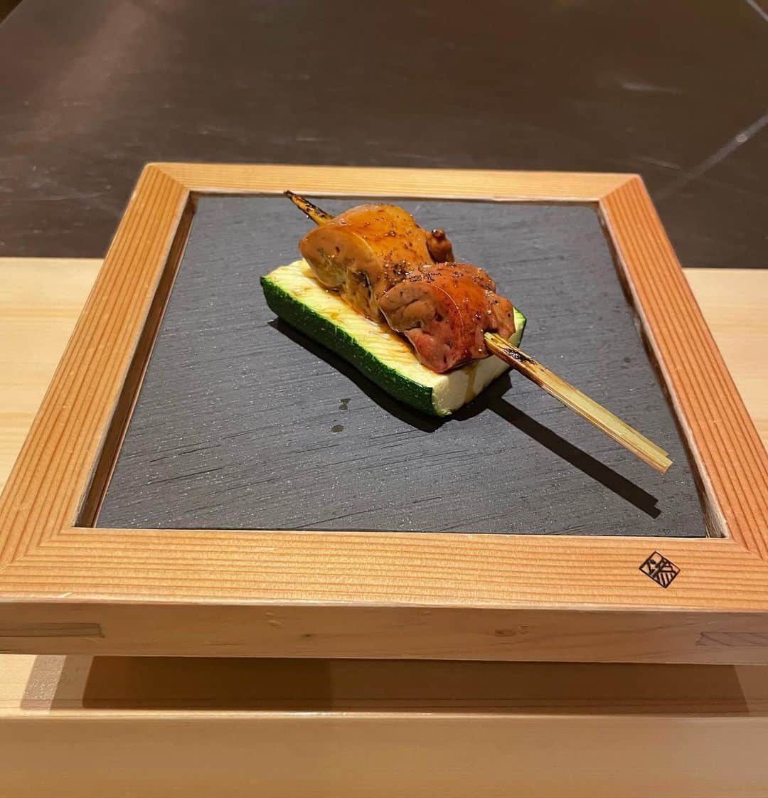 森夏子さんのインスタグラム写真 - (森夏子Instagram)「❊ 焼鳥 京都 橘 さん  京都初の高坂鶏の専門店✨  丁寧に串打された食材を 美味しいお酒と一緒に🥂 ゆったりと流れる時間の中で 堪能させていただきました♡  おぼろ湯葉で京都を感じ お造り盛り合わせ（むね・砂ずり・白肝） ”むね肉の昆布じめ”には心踊りました🎵  個人的に好きな一品は ”白肝のレバーパテ”  丁寧に焼き上げられた串は ズッキーニにON🥒 美味しいエキスが染み込んだそれは 最後に焼かれて出てきます🤤  最後はしっかりご飯で〆🍚  海外からお越しのお客様も 大満足のご様子でした。  完全予約制とのこと。 気になる方はこちらね。  燒鳥 京都橘 @yakitori.kyototachibana  #燒鳥京都橘 #完全予約制 #高坂鶏 #コース焼鳥 #焼き鳥 #焼鳥 #やきとり #焼き鳥好きと繋がりたい #焼鳥好きな人と繋がりたい #京都グルメ  #kyoto #kyotostyle #instafood #Japan #京都旅 #京都散策 #そうだ京都いこう  #大人旅 #discoverkyoto  #japan_travel  #visitkyoto #」6月9日 23時11分 - natsusora72