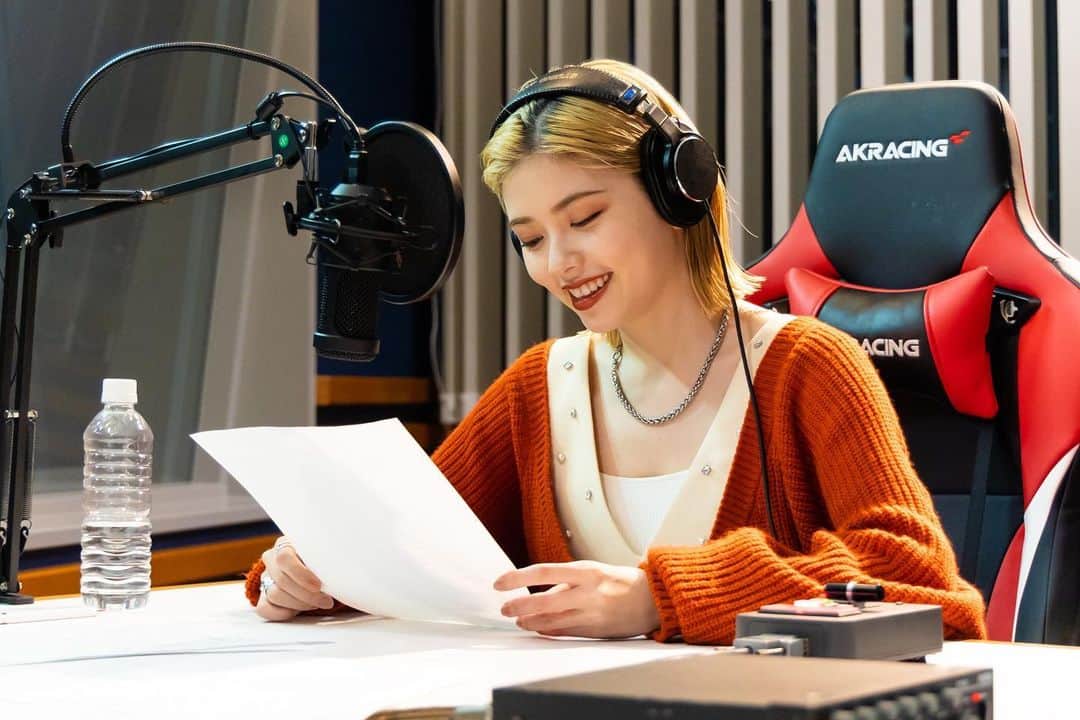 波よ聞いてくれのインスタグラム：「📻 ／ #波よ聞いてくれ 最終回 間もなくスタート🎙✨ ＼ ⁡ 皆さま、これまで以上に激アツな最終回、 受け取っていただく準備は万端でしょうか😏？ ⁡ ぜひ今夜も、#波よ聞いてくれ で 皆さんの声をたくさん 届けていただけたら嬉しいです🔥 ⁡ お見逃しなく！ ⁡ #小芝風花」