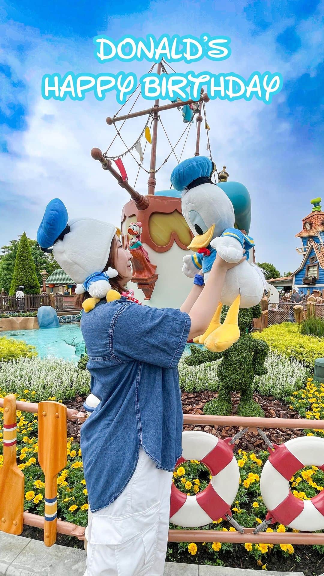 のインスタグラム：「＊  ＊  今日は、ドナルドの誕生日〜！！  2023年6月9日のTDLの記録です✍️  ショップのデコレーションに、グリーティング、カストーディアルアート、ドナルドのチョコレートなど…  ドナルドのお誕生日要素がいっぱいで楽しかったです🥰  今年もいっぱいお祝いできてハッピー❣️  キャストさんたちにも感謝の1日でした。  #tokyodisneyresort #tokyodisneyland  #disneygram #disneylove #disney #donaldduck #happybirthday #disneyreels #東京ディズニーリゾート #ディズニー #ディズニー女子 #ドナルドの誕生日 #ドナルド #ドナルドダック #ハッピーバースデー #スクリーンデビュー」