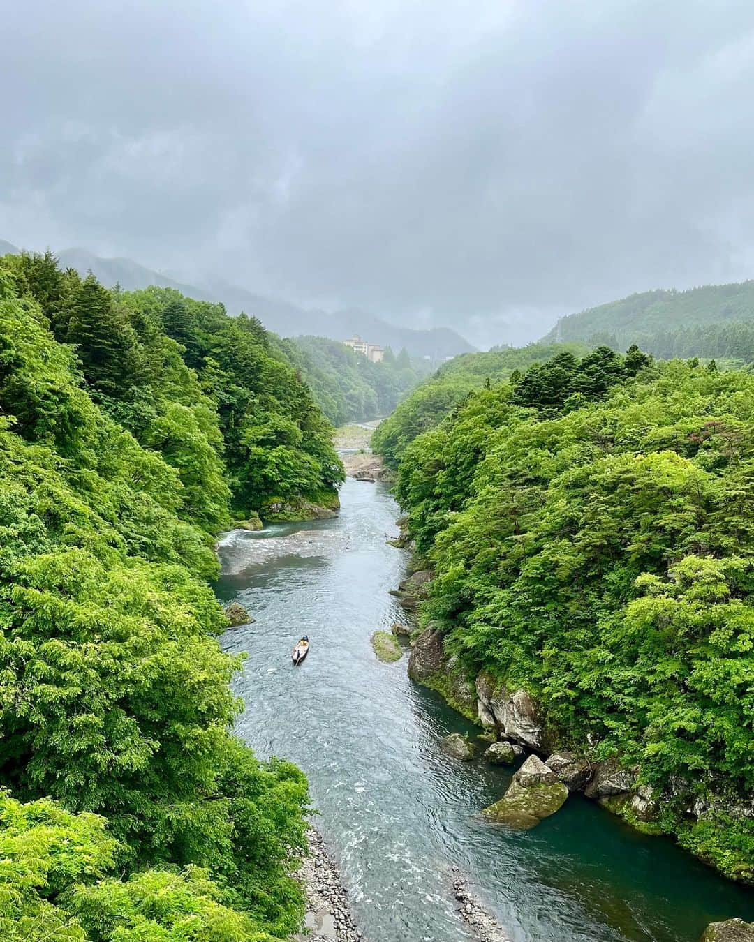 佐古真弓さんのインスタグラム写真 - (佐古真弓Instagram)「スケジュールが空いたスキに、緑と水が豊富な土地に行ってきました。  お宿と行きの電車だけ予約して、あとは何も決めずに。  温泉に入って、たくさん食べて、たくさん寝ました。  ガッチガチだった肩と背中が解れて軽くなった。また直ぐガッチガチになるだろうけれど😅  なんにもせず、なんにも考えない時間が必要なんだなぁ。  自分が思っている以上に、体も心も疲れていた模様。  緩む時間を上手にとる。  たまにゃあ甘やかしたって良いのよ。  皆さんも良い週末をお過ごしください。   #休日   #1泊2日   #小旅行   #甘やかし」6月9日 23時15分 - _sacomayumi_