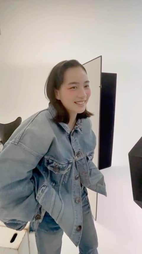 のん（能年玲奈）のインスタグラム：「カレンダー6月のオフショット動画。 何喋ってるんだろうね、私？ なんの対象もなくそれっぽく話してるだけと思う。記憶ない🥂 #のん2023カレンダー #non_timeless」