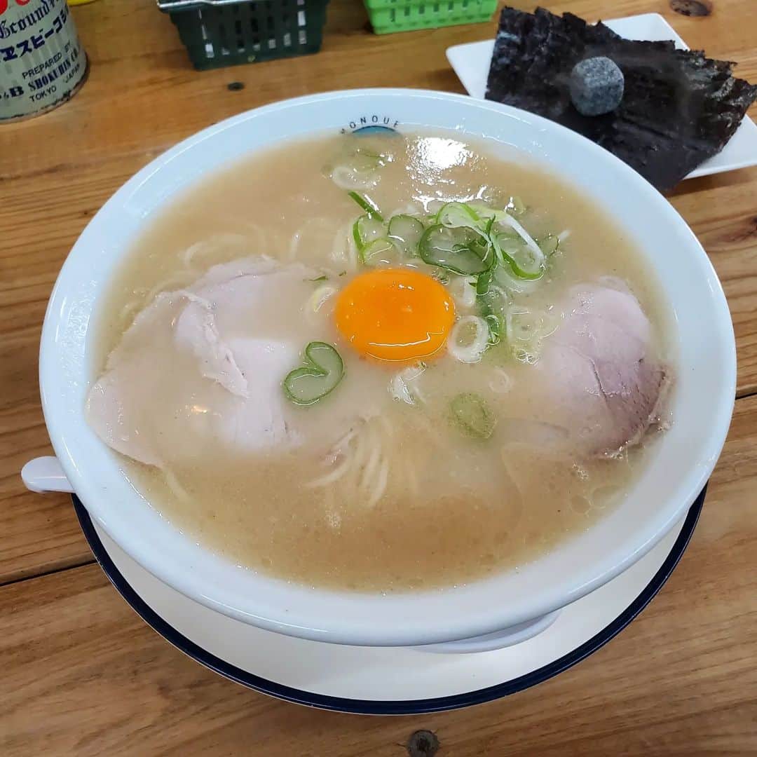 田畑竜介さんのインスタグラム写真 - (田畑竜介Instagram)「お仕事前の腹ごしらえ🍜  1年ぶりにクモノウエへ✨  濃度の高い豚骨スープは まろやかで、旨みが詰まっていて 美味しかった😋 北九州で佐賀ラーメンが食べられるのも 嬉しい🎶  久留米系のラーメン屋が多い北九州で 佐賀ラーメンの相性はいいよね😌  トンコツ注入した後に ステーションホテル小倉で 九州税理士会小倉支部の皆さんの会合で 僭越ながら講演をさせて頂きました🎤 役に立つ話が出来ていればいいのですが😅  #北九州市 #ラーメン #北九州ラーメン  #クモノウエ #豚骨ラーメン  #北九州グルメ」6月9日 23時26分 - tabacchi_rkb