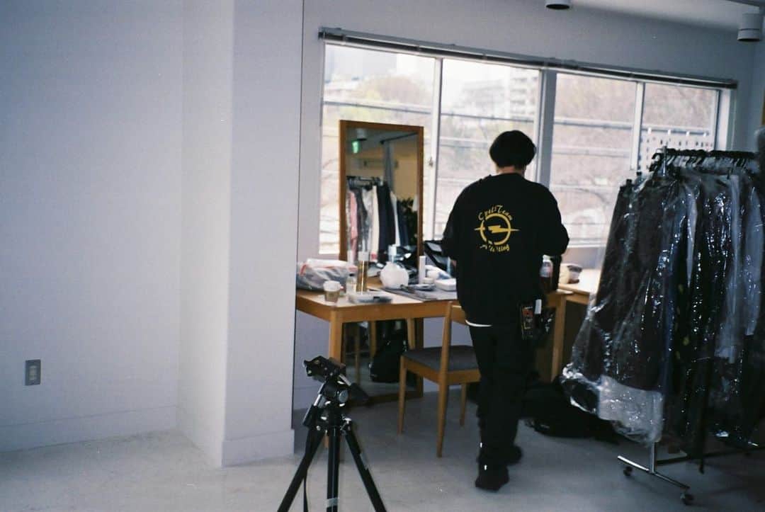 麻絵さんのインスタグラム写真 - (麻絵Instagram)「最近、椅子とか棚とか小物類とかいろいろ探して見るのが楽しい。 撮影スタジオの椅子大集合🪑と、働く皆さんのかっこいい背中。と思ったらこっち向いてくださってました🕺🏻  #麻絵カメラ #フィルムカメラ」6月9日 23時26分 - asaesan