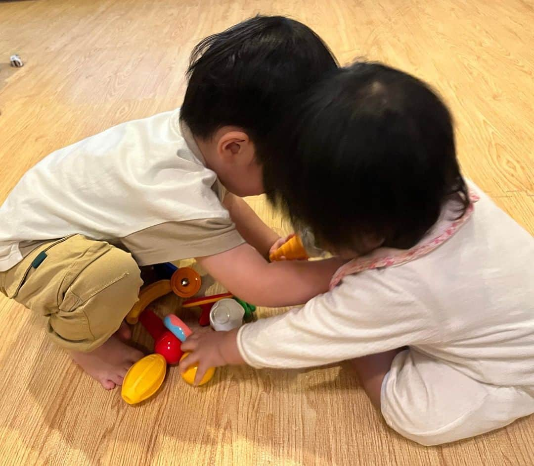 川田裕美のインスタグラム：「おもちゃの取り合い🥰 妹もなかなか強いです！！  #2歳差育児」