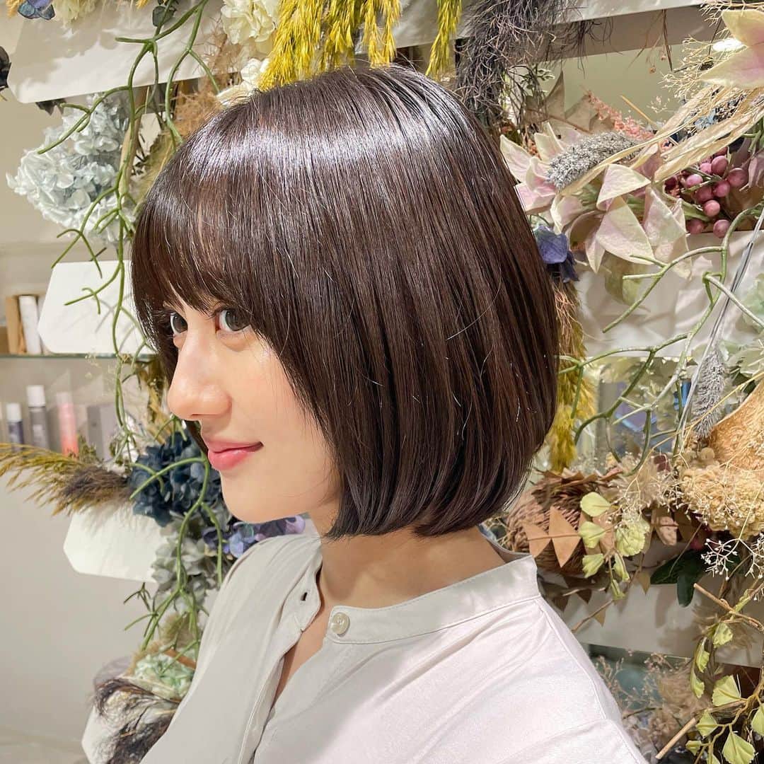 奥山かずさのインスタグラム：「ボブです！整えてもらった サラサラになって幸せ〜〜 @sui_omotesando_hairsalon  @gucchi_225  いつもありがとうございます✂️❤︎ #ショートボブ」