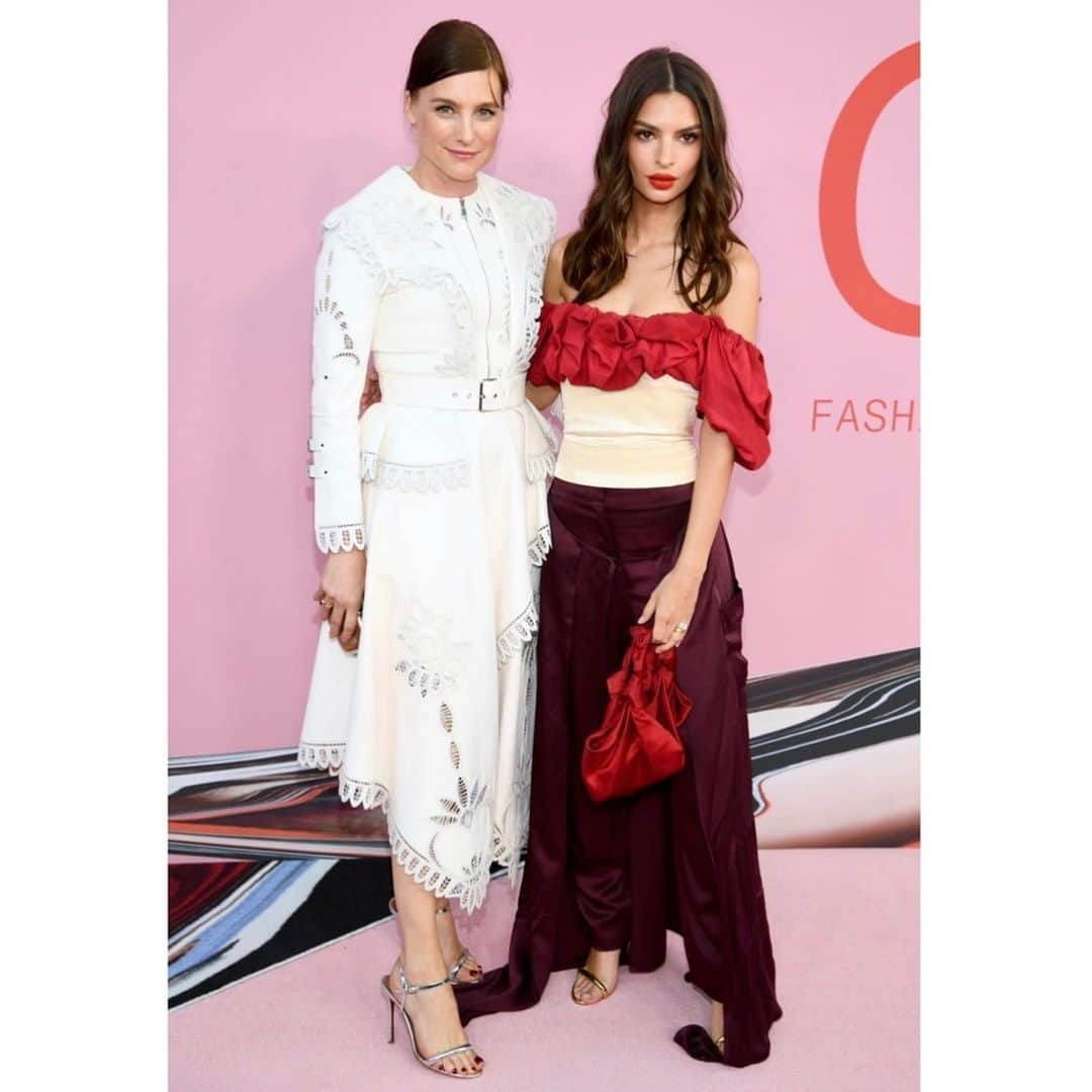タビサシモンズのインスタグラム：「Happy Birthday @emrata ❤️🎈🍾🎊🎉 Thank you for always showing up and killing it !!! ❤️💕🎈❤️💖」