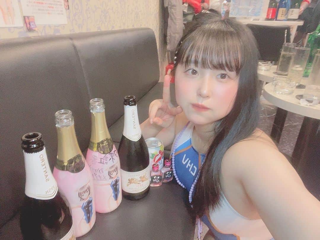 上田ミルキィのインスタグラム：「競泳水着カフェ卒業しました🎓💐  約7ヶ月、本当にお世話になりました✨️ あまり出勤できませんでしたが、毎日笑ってばかりで幸せでした💕  遠隔やプレゼント、当日のキャストの皆様からのシャンパン＆お客様からのシャンパンやチェキ等‼️ 本当にありがとうございます❣️」