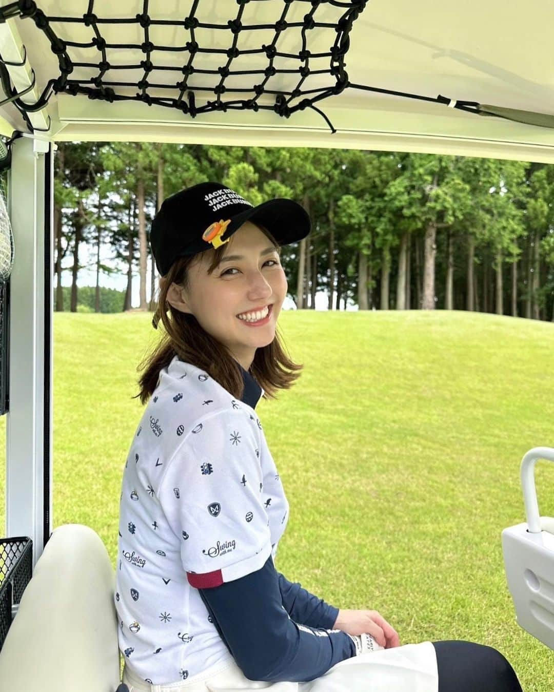 山形純菜のインスタグラム：「. 梅雨入り前にゴルフ行ってきました🏌️‍♀️⛳️ ⁡ 全然上手くならないけど 自然の中で身体を動かすのは気持ちいい🫶🏻 ⁡  ちなみにこのトップスは上村さん(@saekokamimura ) からのお下がりです🙏🥹 ⁡ #青空 #天気 #sky #blue #気持ちいい #ゴルフ #ゴルフ場 #ゴルフウェア #ゴルフ女子 #ポートレート #写真 #日焼け対策 #golf #ゴルフのL #お下がり #thankyou」