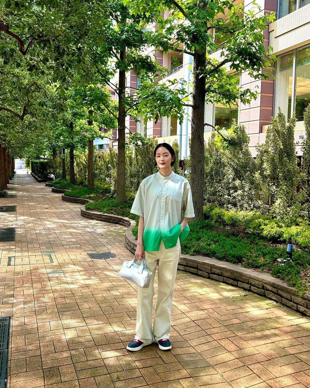 鈴木亜美のインスタグラム：「Making memories in Tokyo🍃  1枚目 shirt @yleve_official  trousers @lemaire_official  sneakers @adidas × @yohjiyamamotoofficial  bag @bigotre_official」