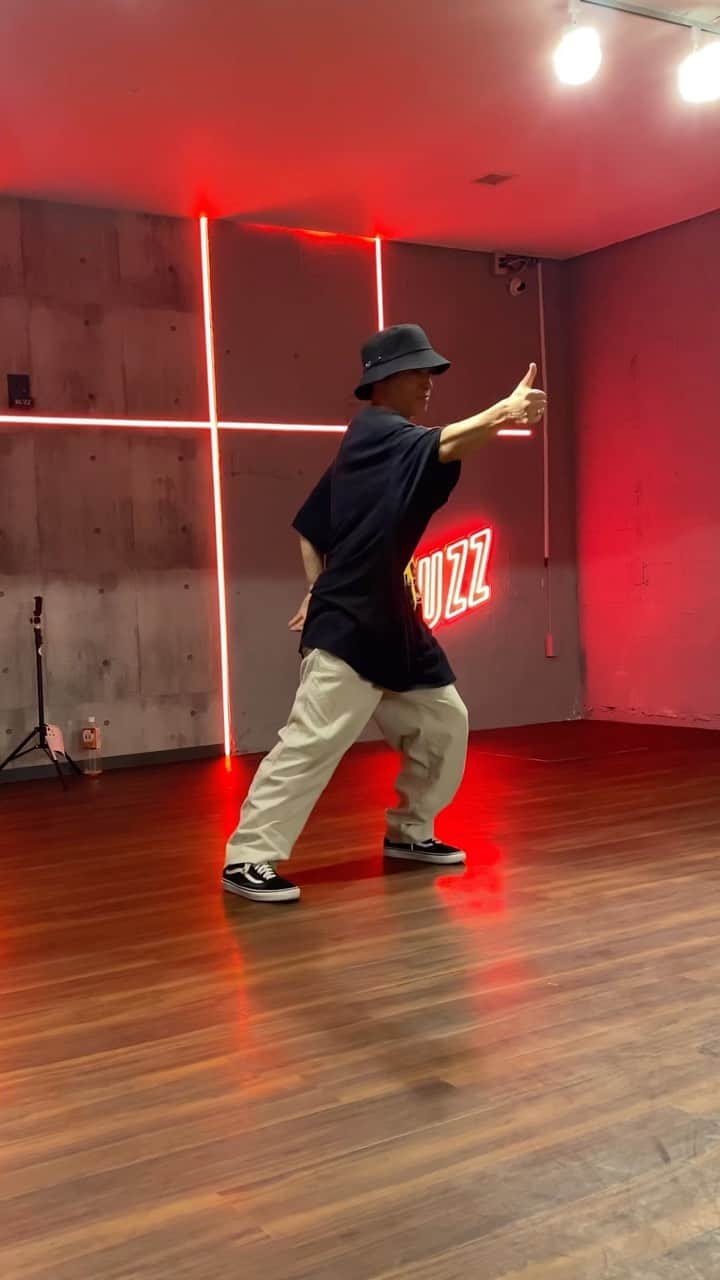 古謝那伊留のインスタグラム：「今日はダンスレッスン初心者クラスでした‼️  歌と音の強い部分など取ったり少し経験者クラスでやる事に触れたレッスンでした😌  本当にダンスレッスンに来てくださる生徒様のレベルが上がってきているので 僕自身も凄く勉強させていただいております🥲  本当にありがとうございます😌🎶  明日は久しぶりの経験者クラスなので少し手数が多かったりするので これはこれで凄く楽しみです😏🎶  明日もダンス楽しむぞー！！！！😄  P.S.今日のレッスン着は最近流行りのアニメT(アメリカ製)の物にしました‼️古着のアニメTは最高だぜ😉  ケセラセラ / Mrs. GREEN APPLE  #choreographer #コレオグラファー #振り付け #DANCE #ダンス #MrsGREENAPPLE #ミセスグリーンアップル  #ケセラセラ」