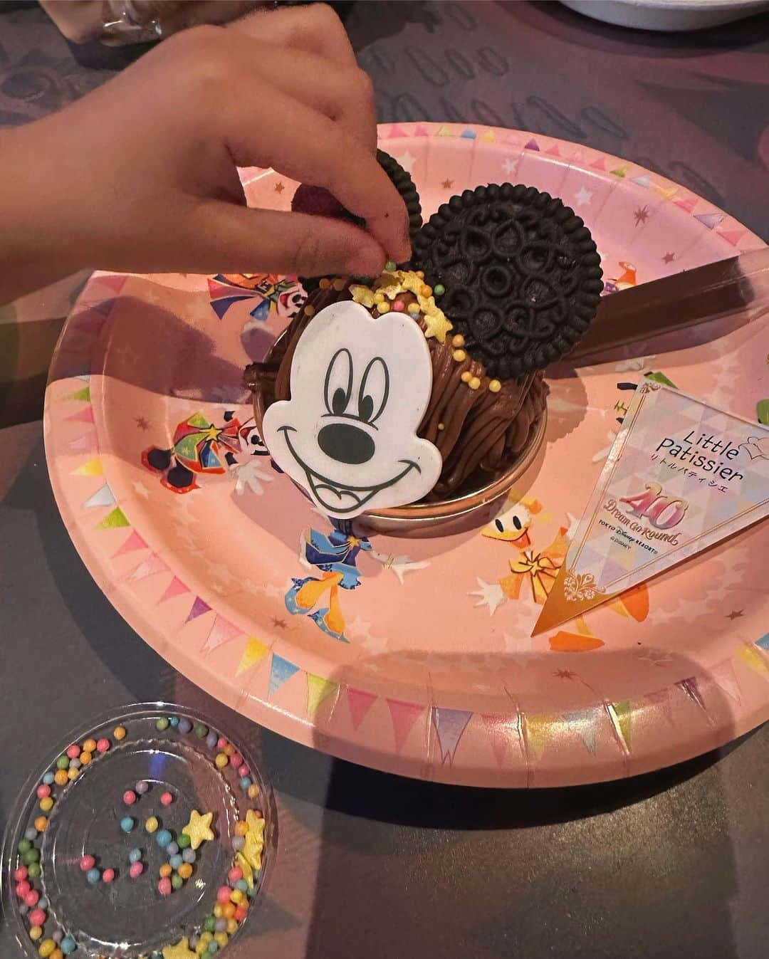 樽見麻緒のインスタグラム：「🫶🏻🎈🎞️ 自分でミッキーを作るケーキ🧁♡ 可愛さのあまり息子に頼んだら、激甘すぎて息子も食べきれんかった🤣笑  昼の暑さにやられてて、もっとたくさん写真撮ればよかったな…と見返して思う🥹🥲 すぐりちゃんいつもありがとう💖らぶ🫰🏾🫰🏾」