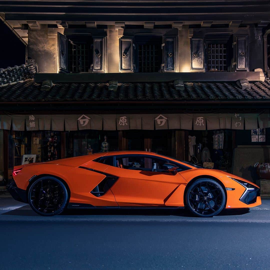 ランボルギーニのインスタグラム：「The first time you see it, is when you start remembering it.  And this is what over 500 guests experienced at the Ariake Arena some days ago, for the Japanese premiere of Lamborghini Revuelto, our first V12 super sports hybrid plug-in HPEV (High Performance Electrified Vehicle). An electric night to admire our latest masterpiece, and feel all the energy it brings, with its 1015 CV total and its brand-new 12-cylinder internal combustion engine with three high-density electric motors. Ready to be noticed, ready to drive humans beyond. From Now On.  #Lamborghini #Revuelto #FromNowOn  __ The vehicle is not yet offered for sale and is therefore not subject to Directive 1999/94/EC. The fuel consumption and emissions data is in the type approval stage」