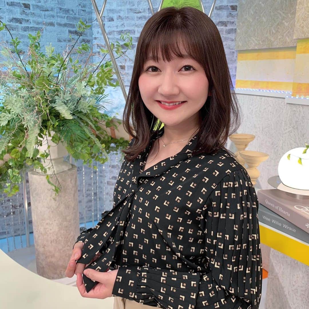 稲葉千秋のインスタグラム：「今週もハレのちを ご覧頂きありがとうございました☺️🎵  衣装写真、たまにはアップで撮ったら？と 原稿チェックに入ってくださっていた 佳子さんが撮影してくれました☺️❣️  夕方の生放送を終えても すぐにニュースのサポートに回る佳子さん✨  いつまでも頼ってしまう、 ニュースには欠かせない存在です🥺  #衣装写真 #ハレのちあした #県内ニュース #アナウンサーチーム  #かっこいいリーダー #坂本佳子アナ  #原稿チェック #字幕チェック #稲葉千秋」
