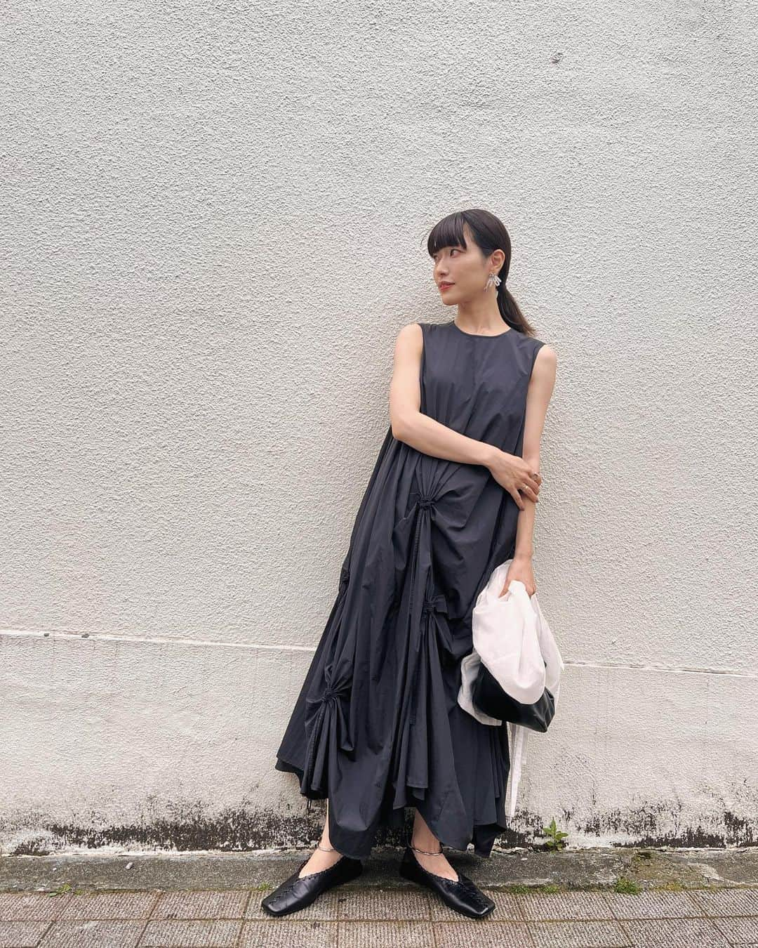 市川まさみさんのインスタグラム写真 - (市川まさみInstagram)「❤︎❤︎  ootd.  #ootd #codenate #fashion #apparel #mode #love #monotone #lanvinenbleu #bottegaveneta #jillsander #ファッション #コーデ #仕事服  #モード #ワンピース #洋服好きな人と繋がりたい」6月9日 23時43分 - ichii710