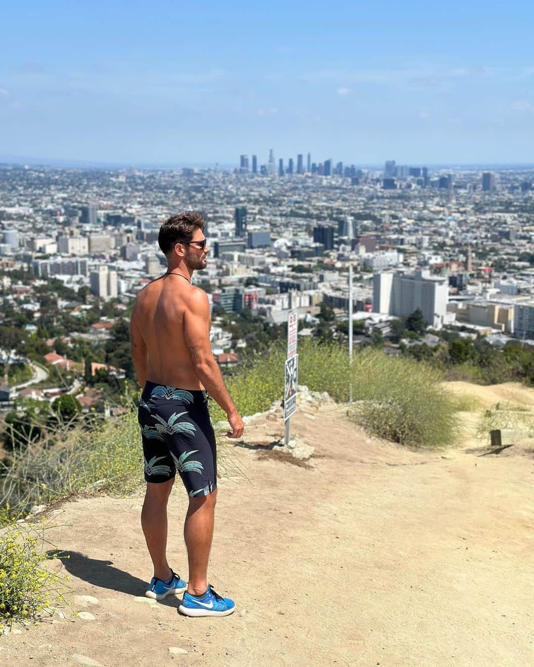 Ricardo Baldinのインスタグラム：「What’s up LA! It’s been some time and I’m must say I’m so stoked to be in Californian lands again. Yesterday went on a hike with @joaovictormgarcia at Runyon Canyon reminding the good times working out there and by the beach. . WORKOUT AT BRUCE’s BEACH Tomorrow, Saturday the 10th, we are getting together at Bruce’s Beach, which is located by 26th street in Manhattan Beach at 9am for a great workout, opened to public. We will be working on concentration, flexibility, calisthenics and relaxation.  Although we worked out here for years, this is the first time I’ll be leading the class.  Feel free to invite whoever and join us for a fun morning with great views. Just make sure to bring water and good vibes 🙏🏽✨ #workout #southcalifornia #socal #health」