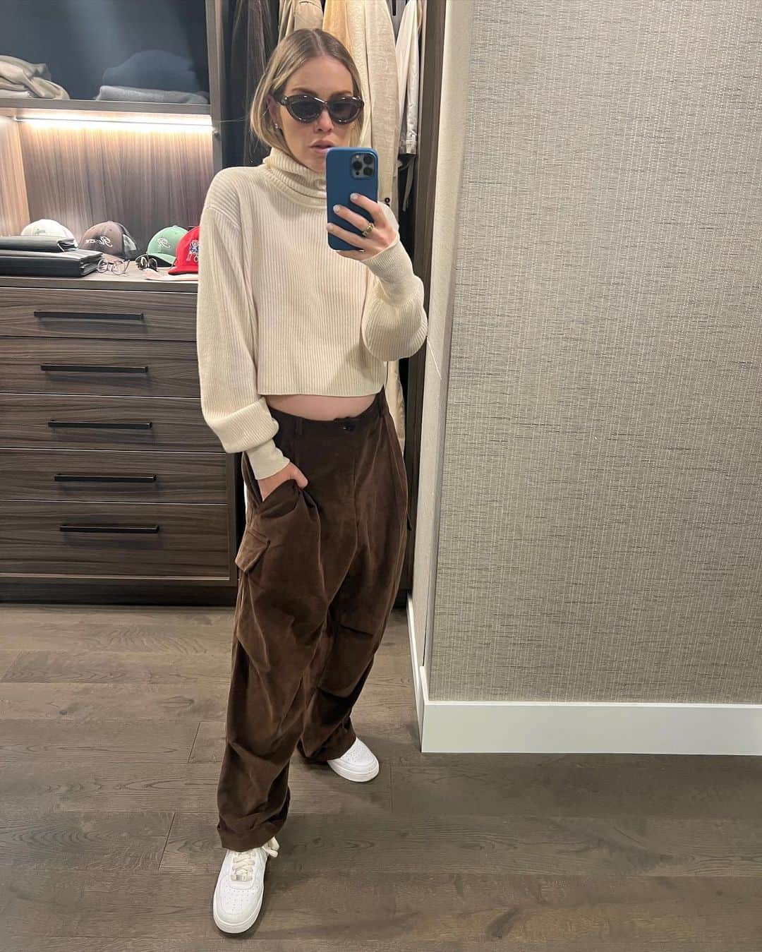 クレア・ホルトのインスタグラム：「non maternity lewks ft stretchy dresses and *gasp* low rise jeans on my site this week 🤍 thecornerbyclaire.com 🤍」